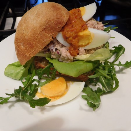 Broodje tonijnsalade met tonijnpesto