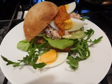 Broodje tonijnsalade met tonijnpesto
